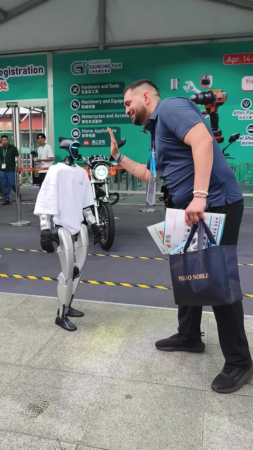 Nemanja Vasić im Austausch über Technik und Produkte bei einer Messe in Guangzhou
