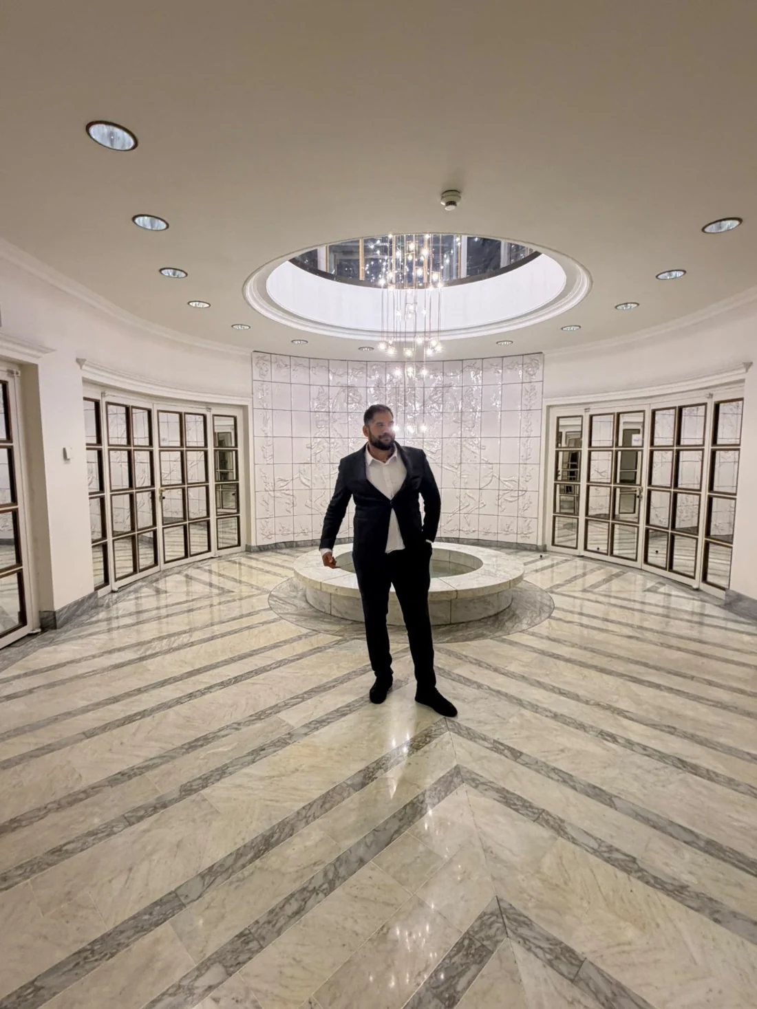 Originalaufnahme von Nemanja Vasić in einem repräsentativen Innenraum
